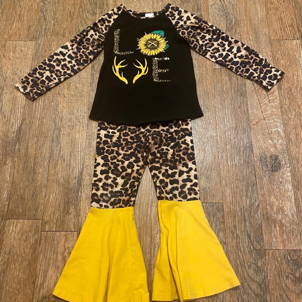 SOLD - Love Print Outfit Size 6/7 - Picture 1 of 3